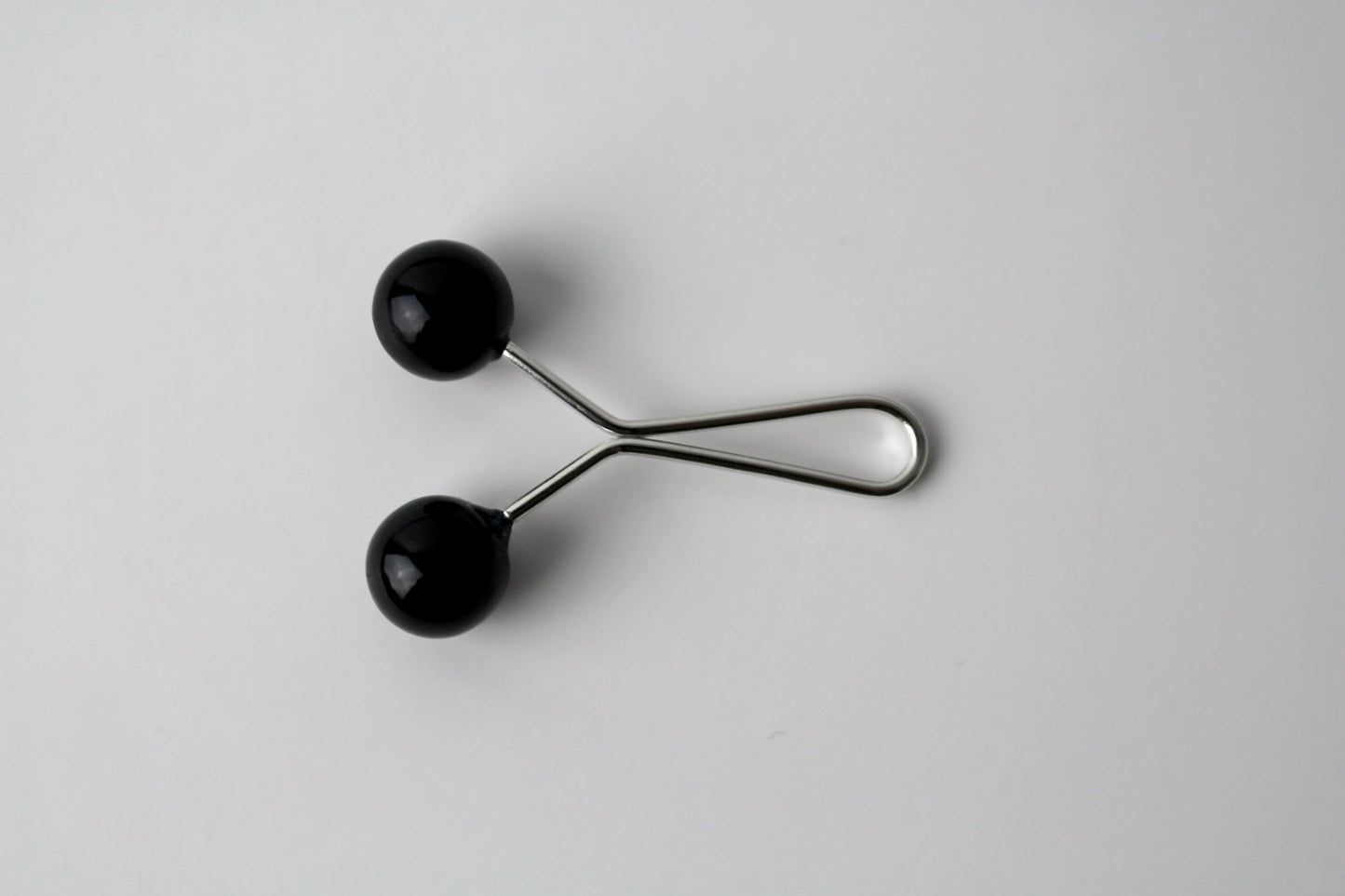 Elegant Pearl Black Hijab Clip No.2