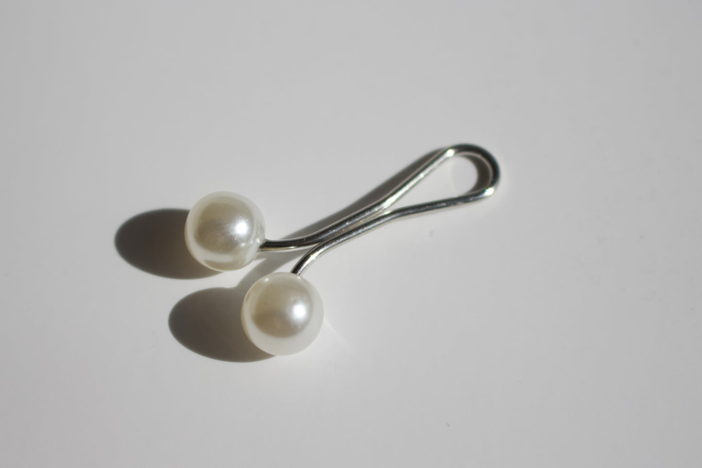 Elegant Pearl White Hijab Clip No.1